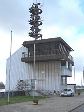 Blick auf den Schleusenturm der Schleuse Oslebshausen